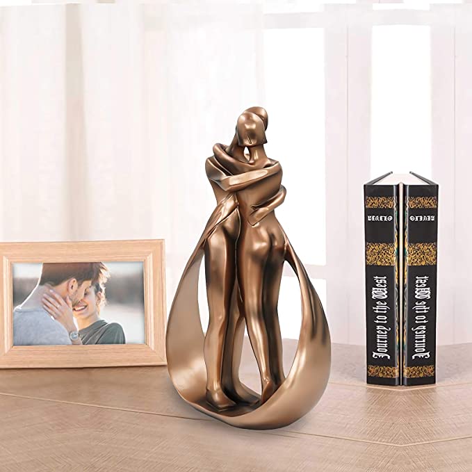 🔥🔥Romantic lovers embrace statue