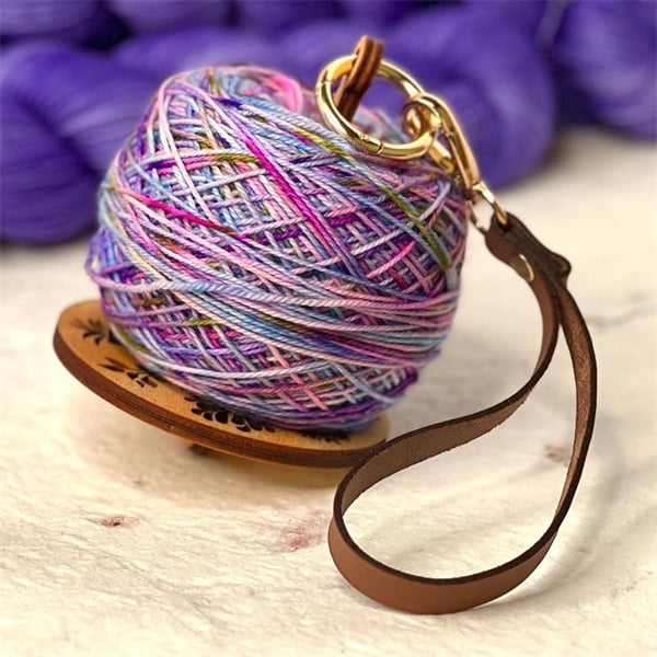 💐Portable Wrist Yarn Holder, Travel Wrist Hanging Yarn Dispenser, Gift for Crocheter
