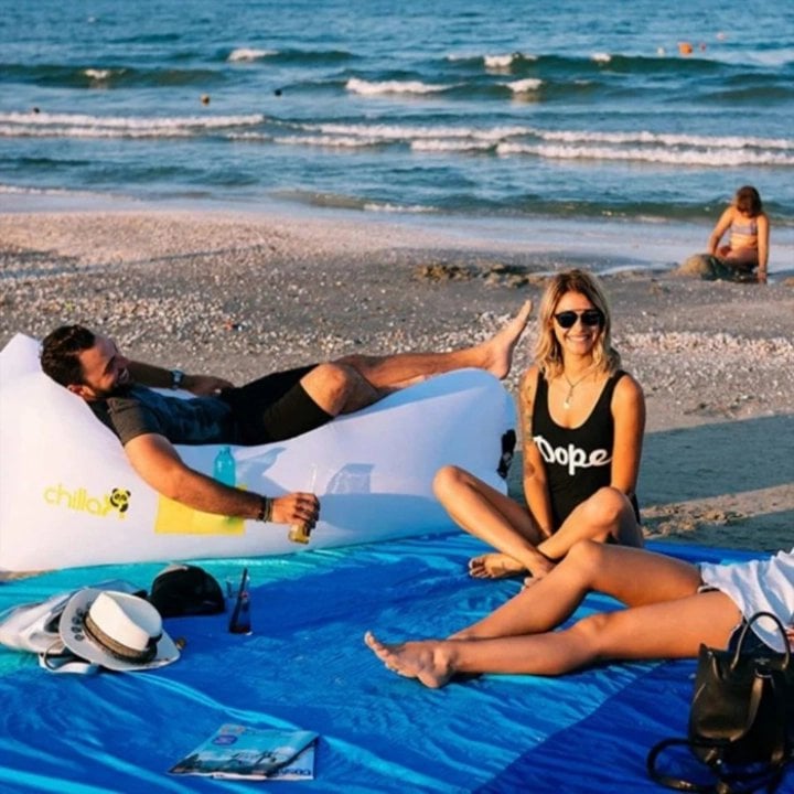 Sand-fastened beach blanket👨‍👩‍👧‍👦