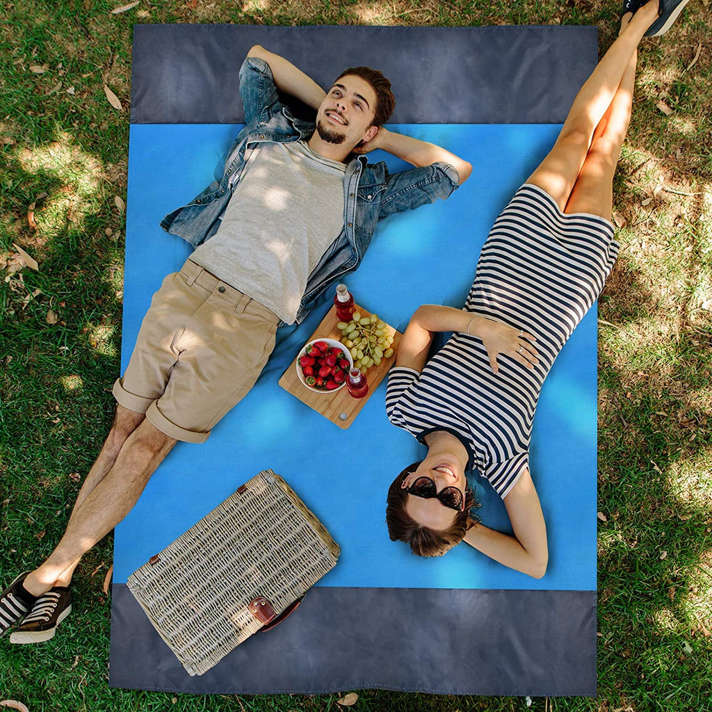 Sand-fastened beach blanket👨‍👩‍👧‍👦
