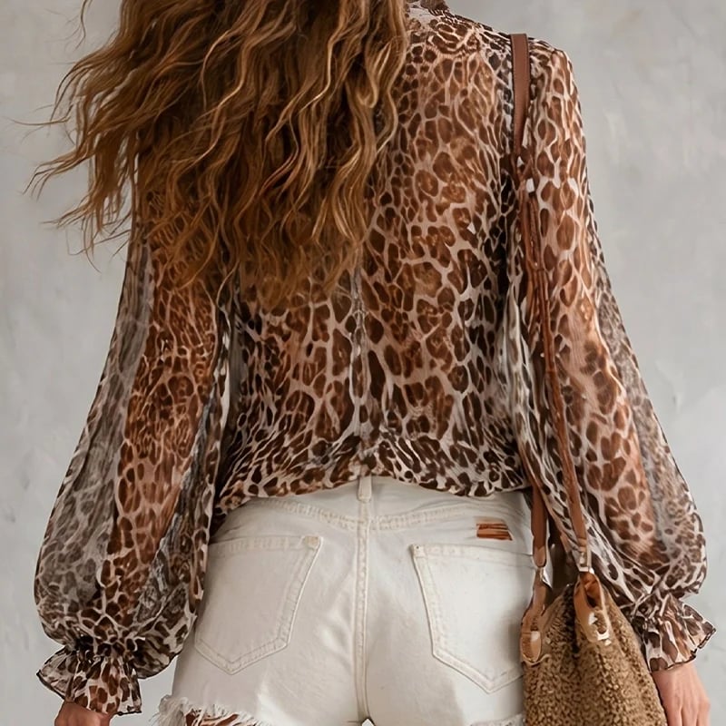 🌸🍃👕 V-Neck Leopard Top – Classic print, everyday comfort.