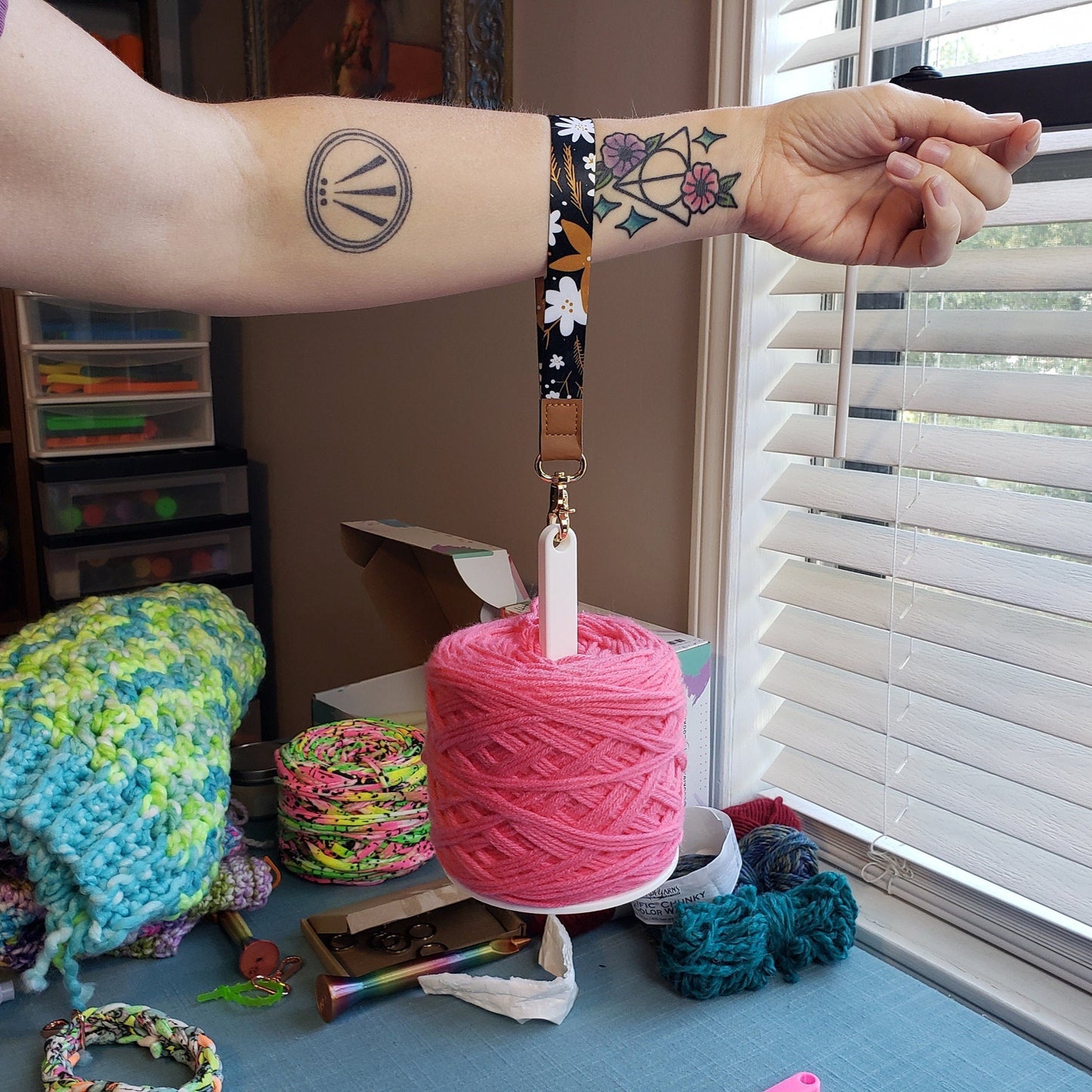 💐Portable Wrist Yarn Holder, Travel Wrist Hanging Yarn Dispenser, Gift for Crocheter