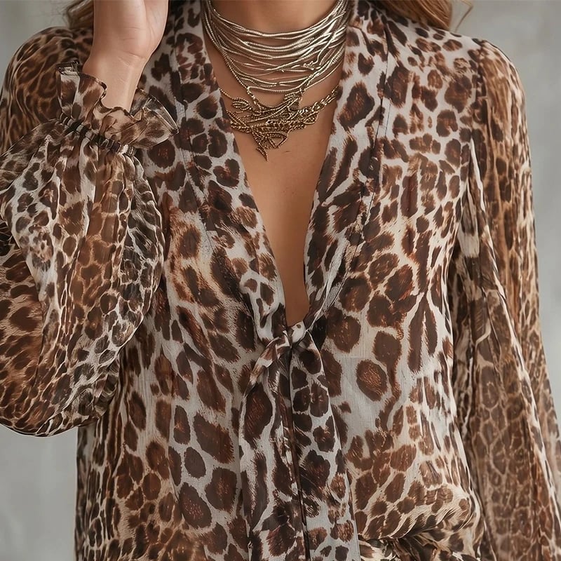 🌸🍃👕 V-Neck Leopard Top – Classic print, everyday comfort.