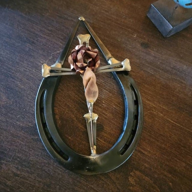 ✨Horseshoe Nail Cross Wall Decoration
